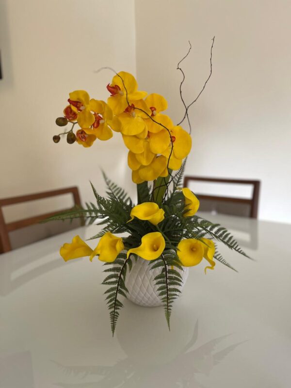 Orquídea e Copos de Leite Vaso Branco - Image 2