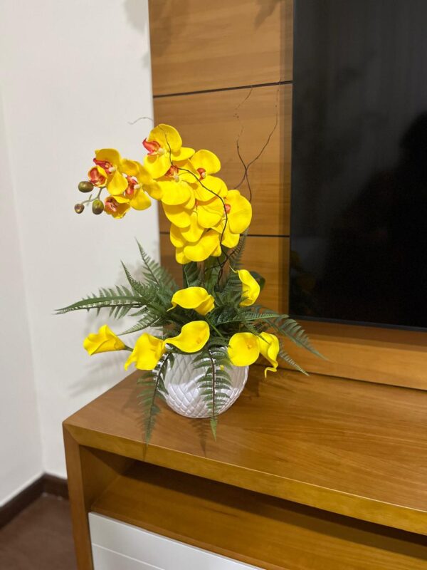 Orquídea e Copos de Leite Vaso Branco - Image 3