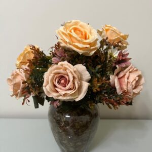 Rosas Creme e Folhagem verde outono Vaso de Vidro