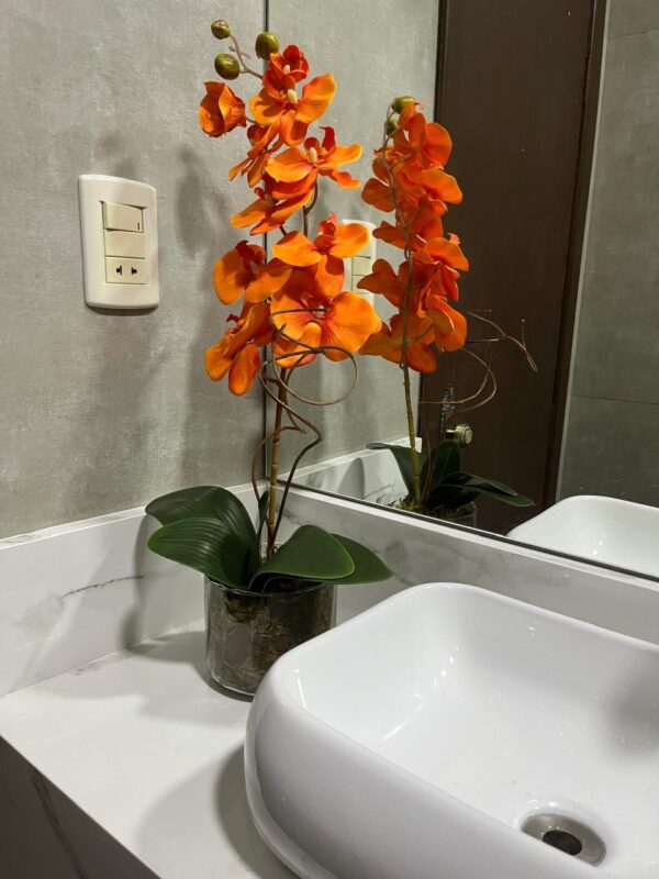 Orquídea Laranja no vaso de vidro - Image 2