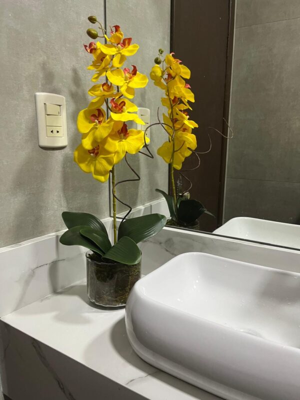 Orquídea amarela no vaso de vidro - Image 2