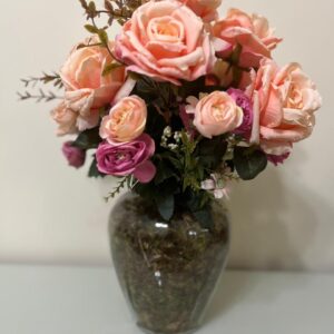Rosas salmão e Camélias no vaso de vidro