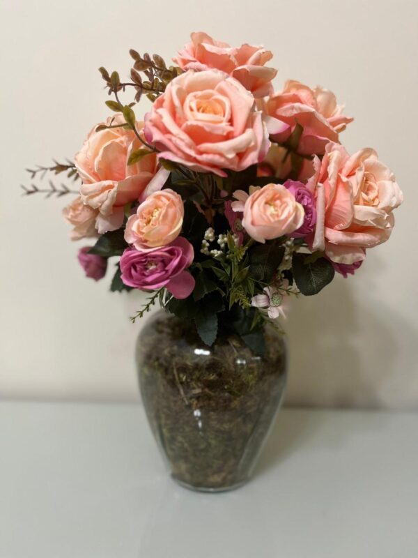 Rosas salmão e Camélias no vaso de vidro