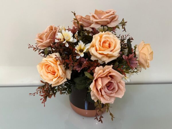 Rosas champanhe e Bege com Margarida e folhagens verde outono