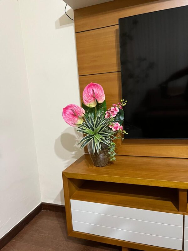 Antúrios e orquídeas cor de rosa, Costela de Adão e Dracena no vaso de vidro - Image 2